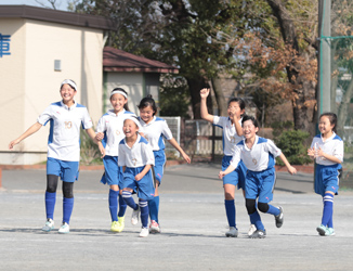小学生女子サッカーのイメージ