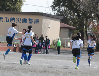 小学生女子サッカーのイメージ