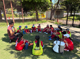 小学生女子サッカーのイメージ